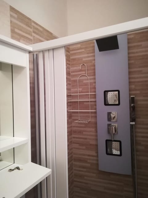 Shower, free toiletries, hair dryer, bidet