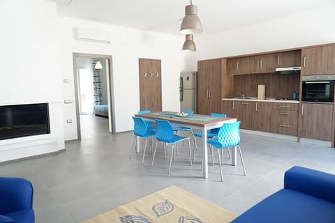 Comfort Suite | Private kitchen | Oven, stovetop, dishwasher, coffee/tea maker