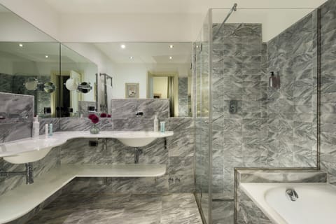 Superior Double Room | Bathroom | Combined shower/tub, free toiletries, hair dryer, bidet