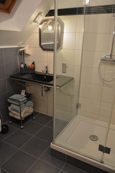 Comfort Suite | Bathroom | Shower, rainfall showerhead, designer toiletries, hair dryer