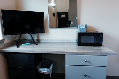 Standard Room, Ensuite (Single King Bed Room) | Bar (on property)