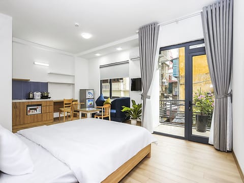 Business Studio, Balcony | Individually furnished, desk, laptop workspace, blackout drapes