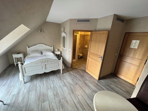 Romance Room | Premium bedding, individually decorated, individually furnished