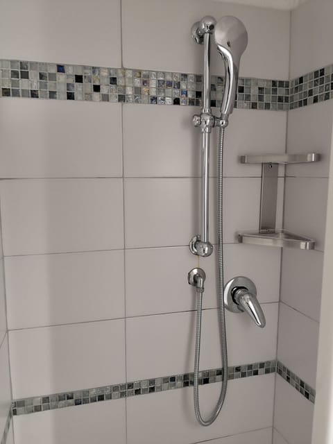 Room 6 - Basic | Bathroom | Shower, free toiletries, bidet, towels