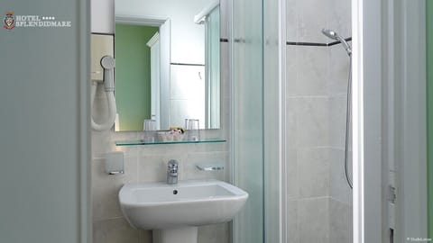 Classic Double Room | Bathroom | Combined shower/tub, rainfall showerhead, free toiletries, hair dryer