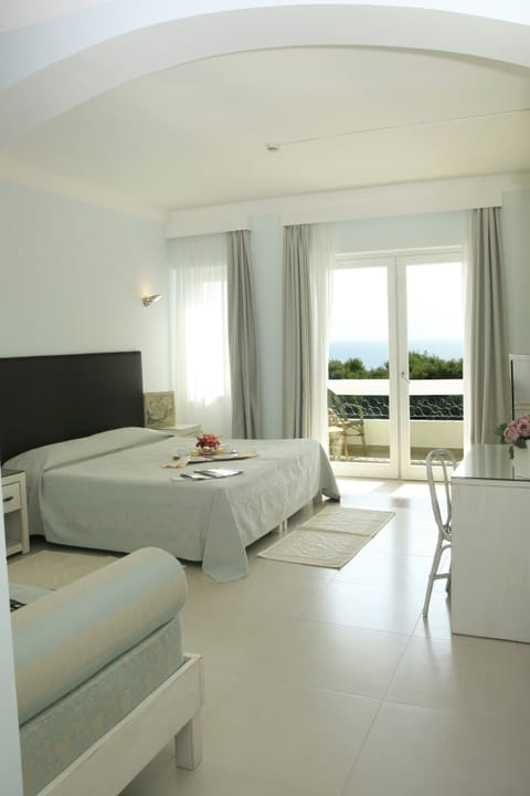 Junior Suite, Sea View | Minibar, desk, free WiFi, bed sheets