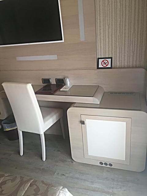 Minibar, in-room safe, desk, laptop workspace