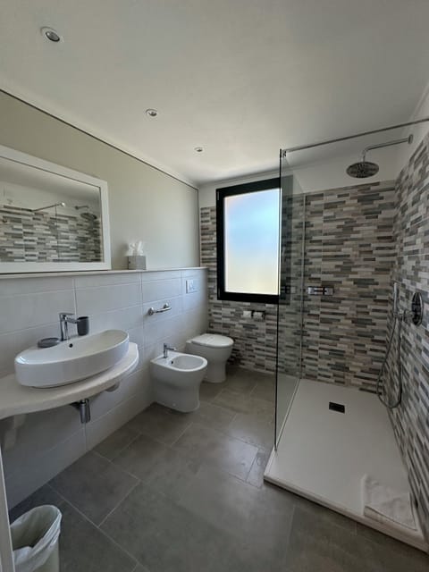 Junior Double Room | Bathroom | Shower, free toiletries, hair dryer, bidet