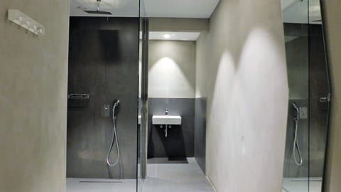 Superior Suite, Garden View | Bathroom | Shower, hydromassage showerhead, free toiletries, hair dryer