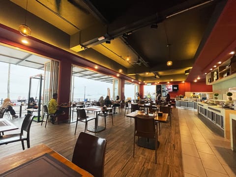 3 restaurants; breakfast, lunch, and dinner served