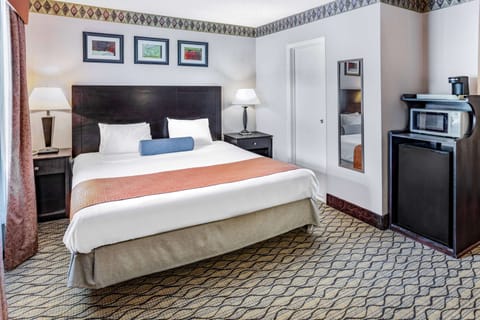 In-room safe, desk, laptop workspace, iron/ironing board