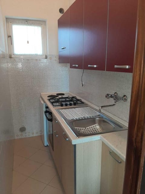 Fridge, oven, stovetop, coffee/tea maker