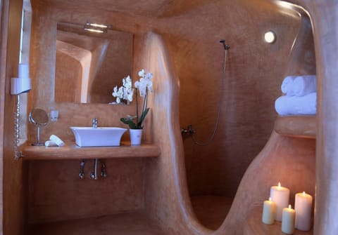 Superior Room (Cave, Outdoor Hot Tub) | Bathroom | Free toiletries, bathrobes, slippers, towels