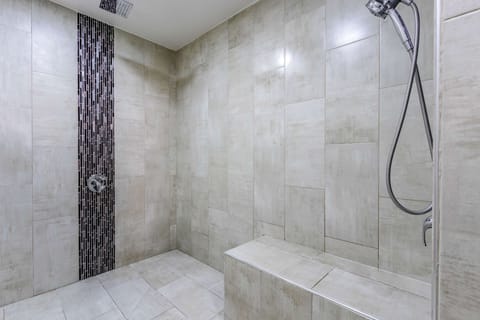 Combined shower/tub, towels