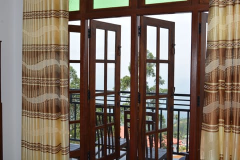 Deluxe Triple Room, Multiple Beds, Non Smoking | Individually decorated, individually furnished, blackout drapes