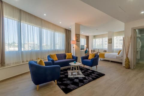Superior Suite | Premium bedding, minibar, in-room safe, desk