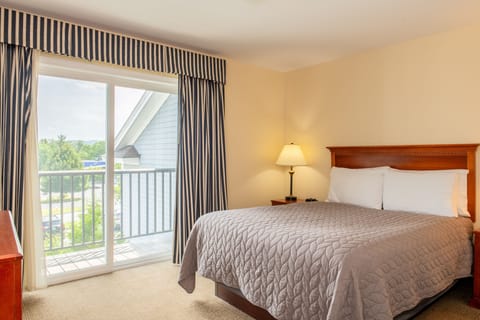 Studio, 1 Queen Bed | Desk, laptop workspace, blackout drapes, iron/ironing board