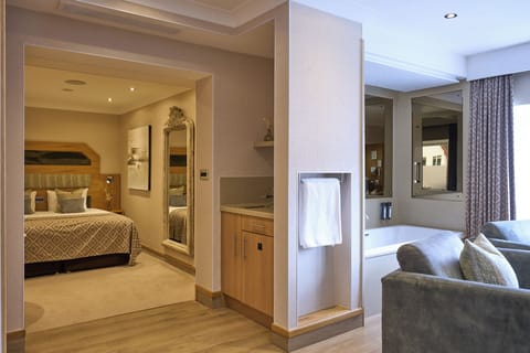 Executive Suite, 1 Double Bed | In-room safe, desk, soundproofing, iron/ironing board