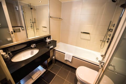 Combined shower/tub, free toiletries, hair dryer, towels