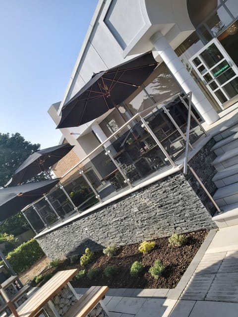 Breakfast and dinner served