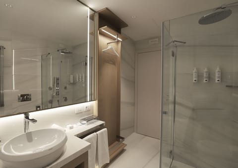 Wellness Junior Suite Lake view | Bathroom | Free toiletries, hair dryer, bathrobes, slippers