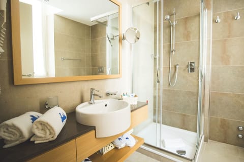 Double Room, Balcony, Lake View | Bathroom | Shower, free toiletries, hair dryer, bathrobes