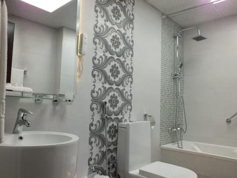Combined shower/tub, jetted tub, free toiletries, hair dryer