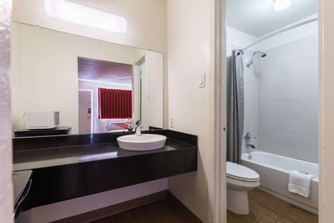 Combined shower/tub, free toiletries, towels, soap