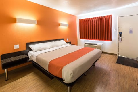 Minibar, desk, free WiFi, bed sheets