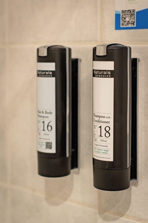 Executive Room | Bathroom | Combined shower/tub, free toiletries, hair dryer, towels