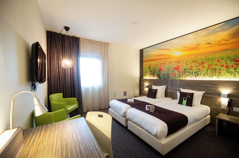 Standard Twin Room | In-room safe, desk, laptop workspace, blackout drapes