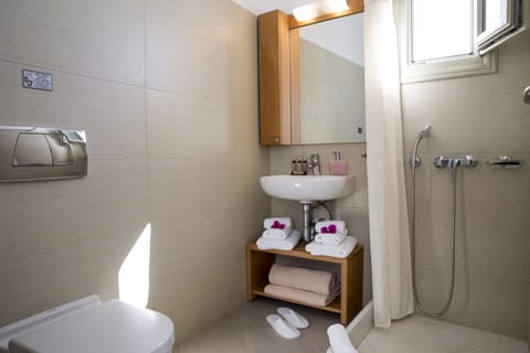 Superior Studio Suite, 1 Queen Bed, Sea View | Bathroom | Shower, free toiletries, hair dryer, slippers