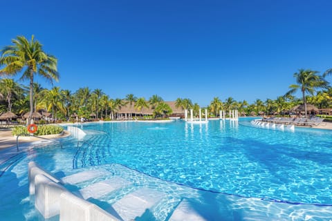 5 outdoor pools, pool umbrellas, sun loungers