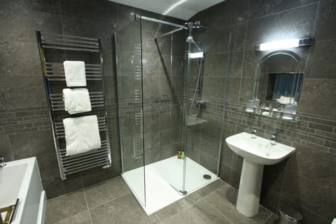 Family Room | Bathroom | Combined shower/tub, hair dryer, towels