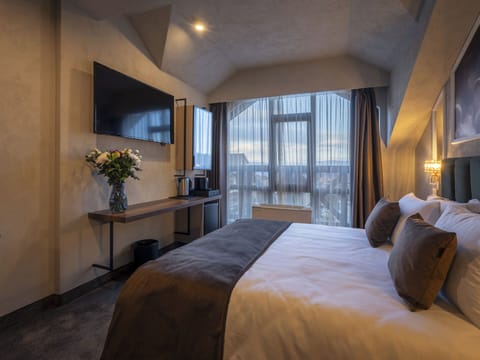 Deluxe Room | Minibar, in-room safe, individually decorated, individually furnished