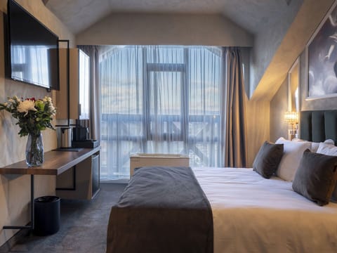 Deluxe Room | Minibar, in-room safe, individually decorated, individually furnished