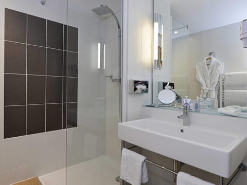 Standard Room, 1 Double Bed | Premium bedding, minibar, in-room safe, desk