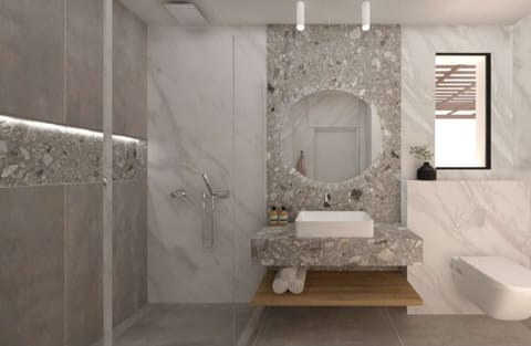 Suite (Elegant) | Bathroom | Shower, free toiletries, hair dryer, towels