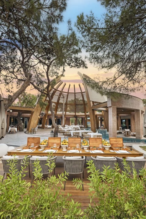 16 restaurants; breakfast, lunch, and dinner served