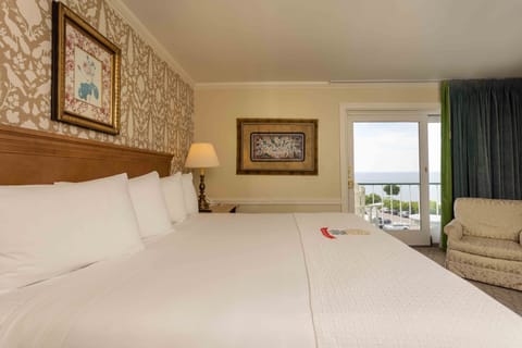 Deluxe Room, 1 King Bed, Balcony, Lake View | In-room safe, laptop workspace, iron/ironing board, free WiFi