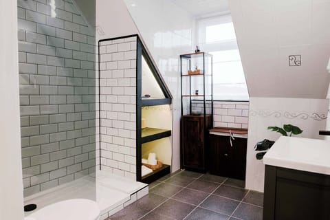 Queen Victoria Suite | Bathroom | Bathtub, free toiletries, hair dryer, towels