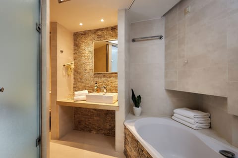 Family Room | Bathroom | Free toiletries, hair dryer, towels