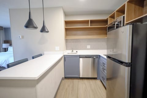 Studio Suite, 1 King Bed (Dining Area) | Desk, iron/ironing board, free WiFi, bed sheets