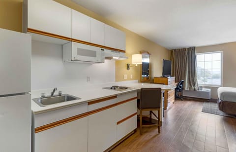 Full-size fridge, microwave, stovetop, coffee/tea maker