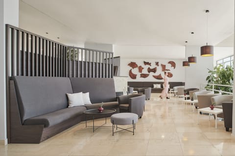 2 bars/lounges, lobby lounge