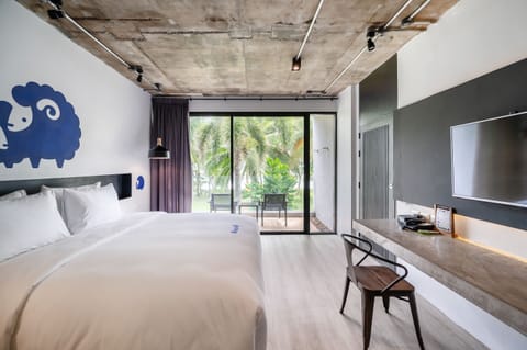 Deluxe Double Room Sea view | Minibar, in-room safe, desk, rollaway beds