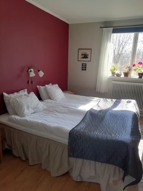 Double Room, Shared Bathroom | Iron/ironing board, free WiFi, bed sheets