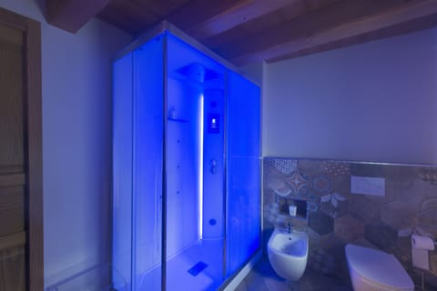 Superior Room (SPA shower) | Bathroom | Free toiletries, hair dryer, bidet, towels