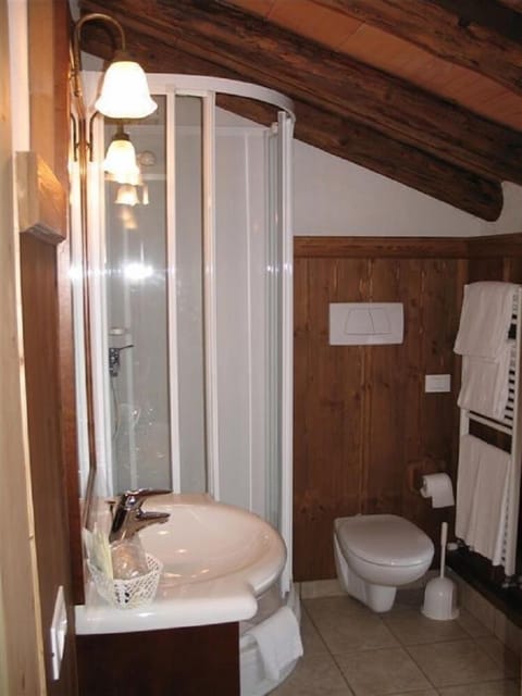 Double Room | Bathroom | Shower, free toiletries, hair dryer, bidet