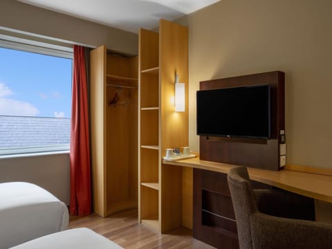 Twin Room, 2 Twin Beds | In-room safe, desk, iron/ironing board, free cribs/infant beds